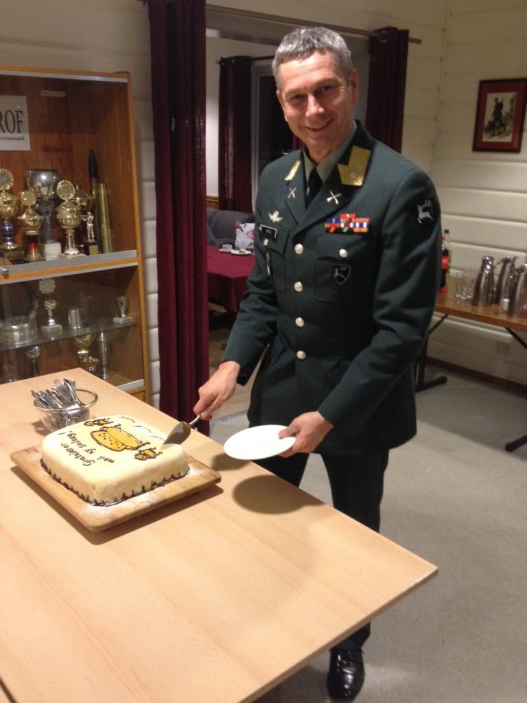 Brigadesjef Berli åpner kaka