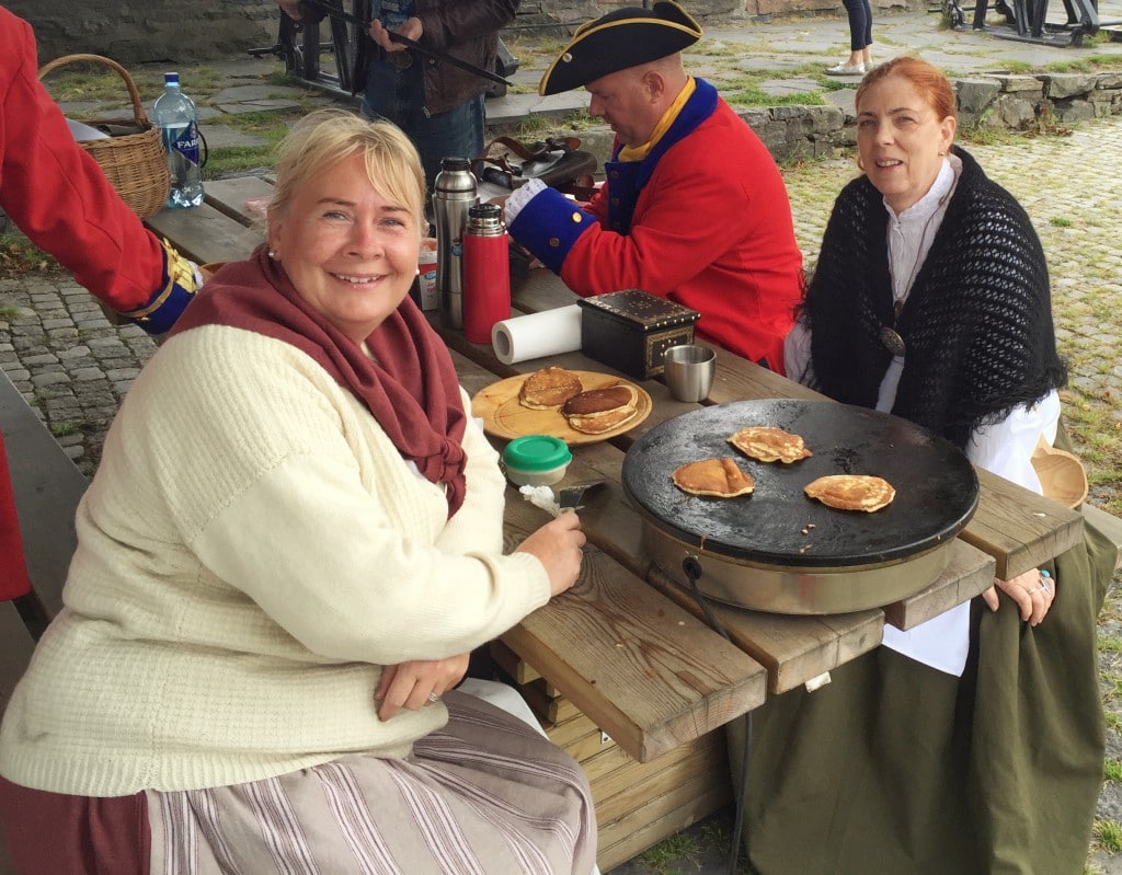 Toril og Janni lager sveler